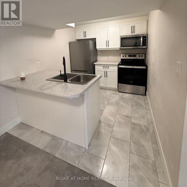 Building Photo - 961 Deveron Crescent