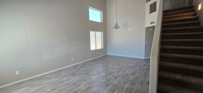 Building Photo - UPDATED 4 BEDROOM HOUSE NEAR 101 LOOP/OLIVE