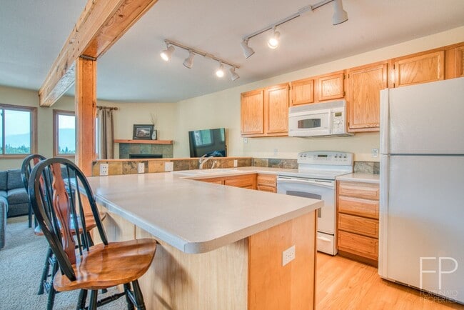 Building Photo - Top Floor and Updated Home with Great View...