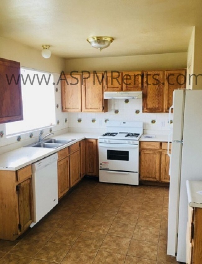 Foto del edificio - West Valley 6 bed 3 bath home