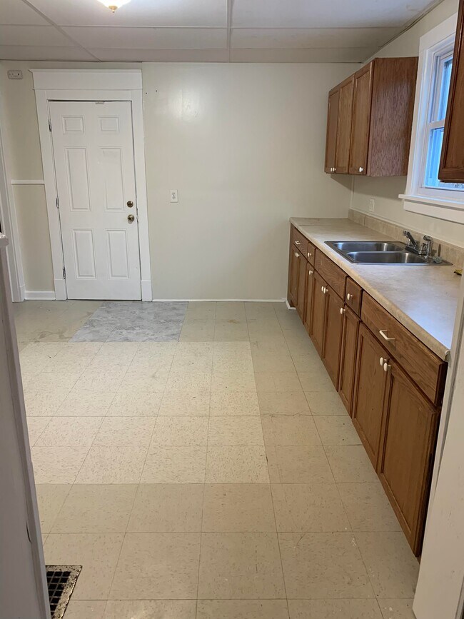 Kitchen - 213 Courtland Ave