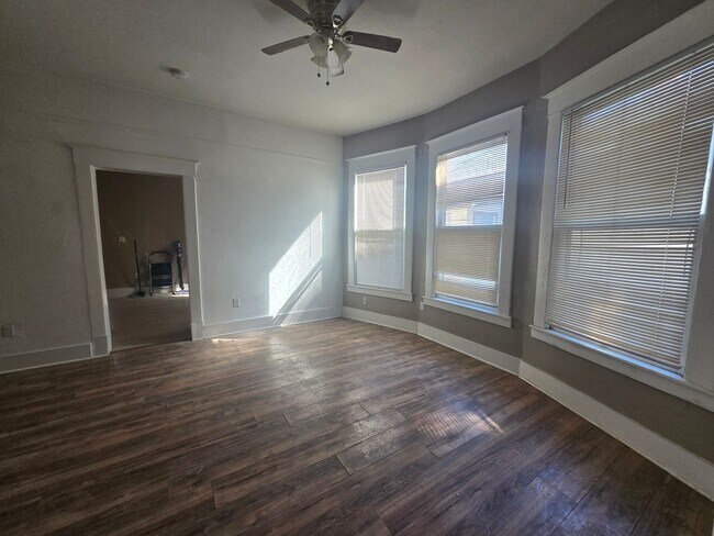 Foto del edificio - Available NOW!