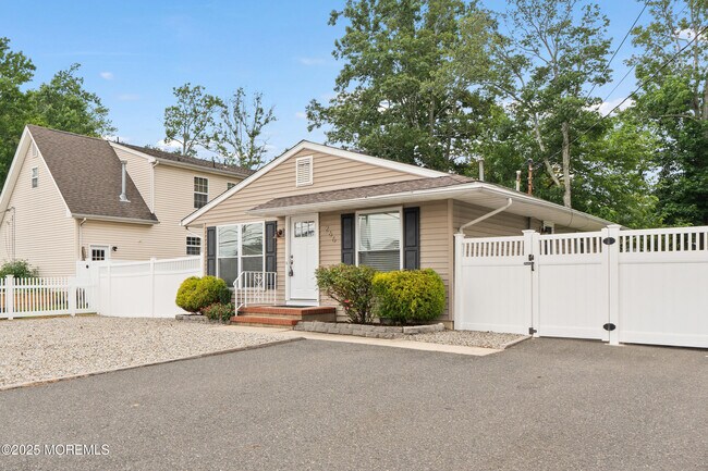 Foto del edificio - 266 Silver Bay Rd