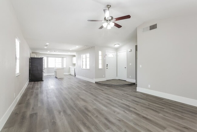 Building Photo - 5921 Tippin Dr