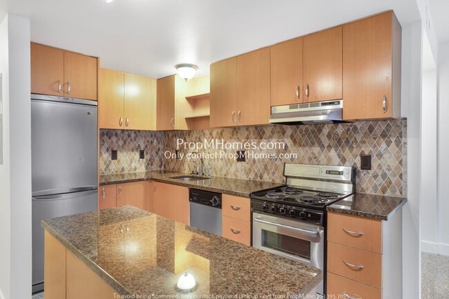 Foto del edificio - Gorgeous One Bedroom Lakeside Condo in Lak...