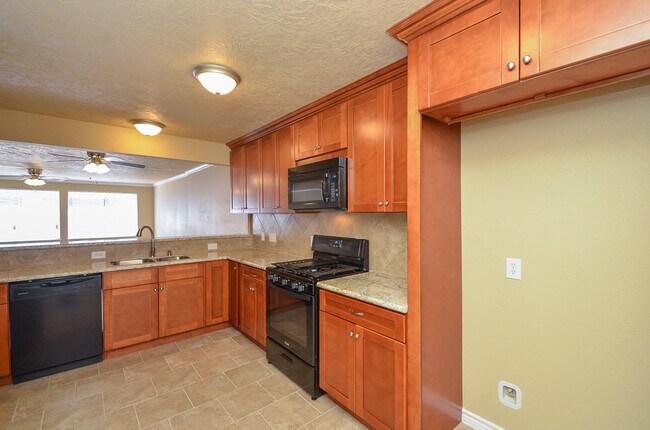 Foto del edificio - 3 BEDROOM TOWNHOME FOR LEASE IN LANGHAM CREEK