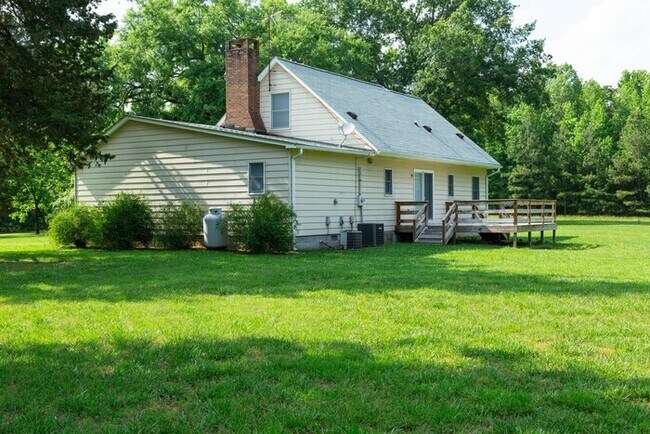 Building Photo - Home in the Country