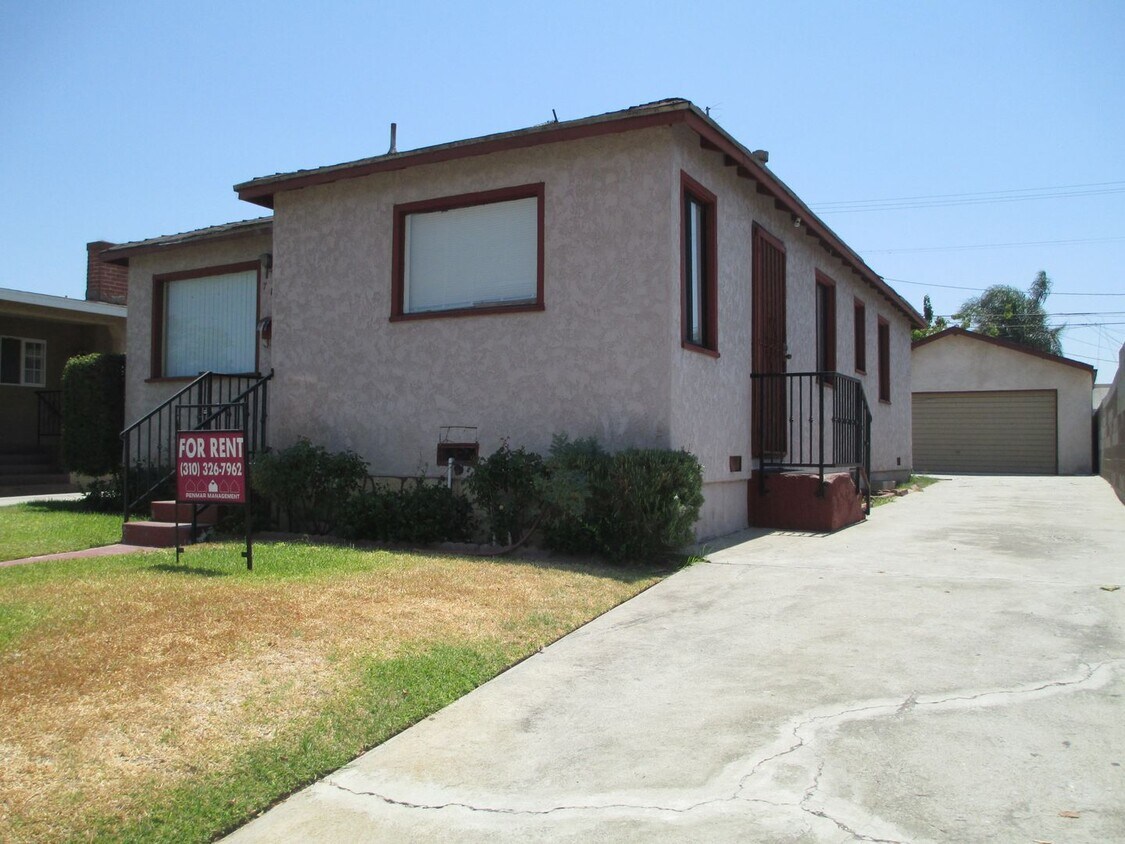 Foto principal - $2,995! Charming 2-Bedroom Home with Bonus...