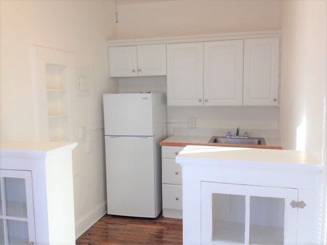Building Photo - 674 Somerset Terrace NE
