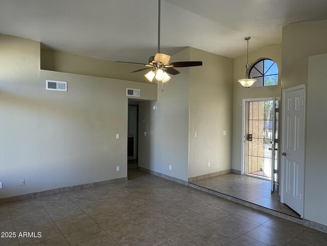 Building Photo - 6502 W Paradise Ln