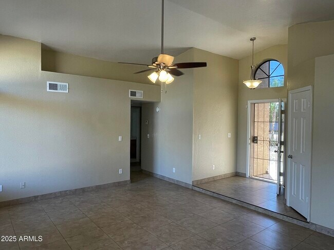 Foto del edificio - 6502 W Paradise Ln