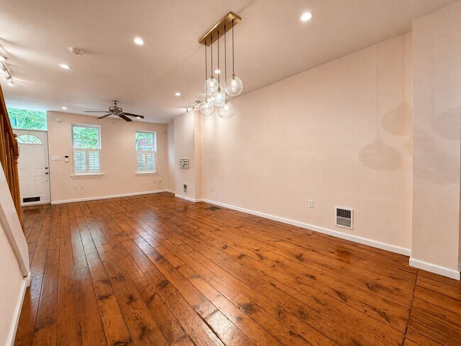 Building Photo - Spacious 2BR Townhome with Private Backyard in Graduate Hospital