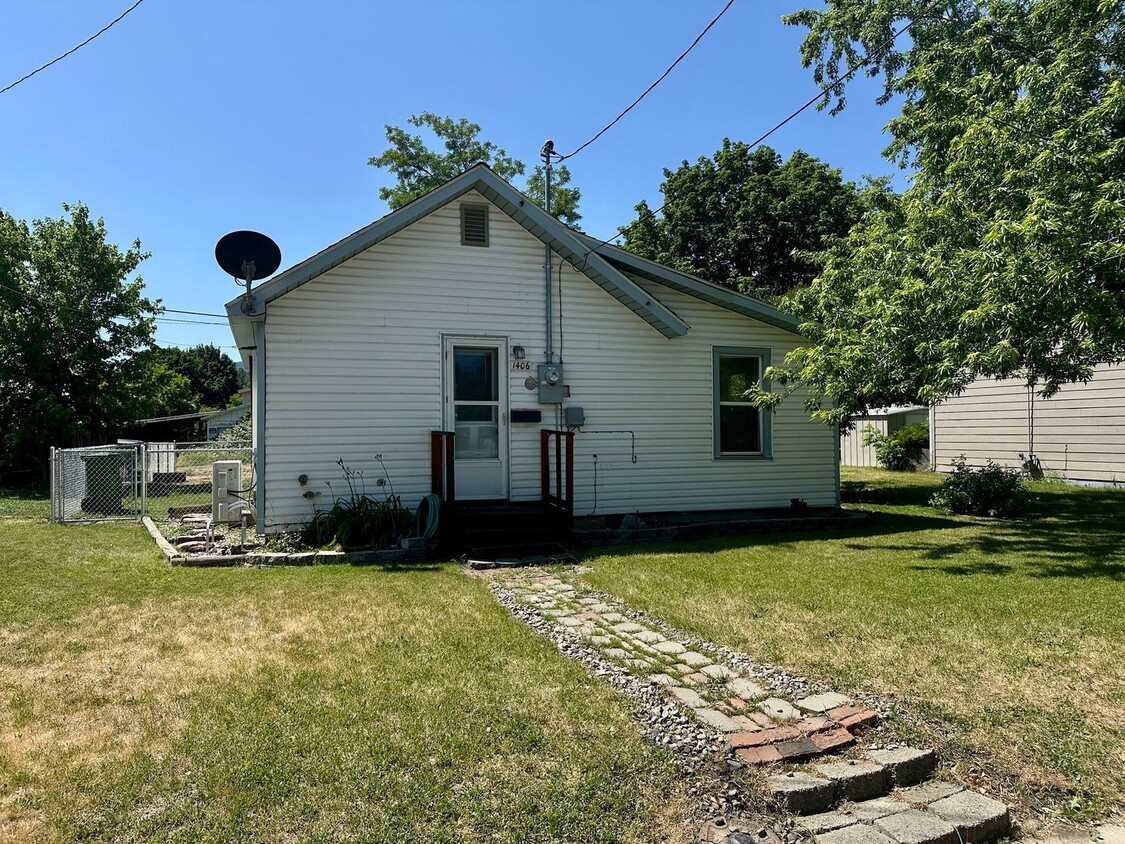 Primary Photo - 1 Bedroom house on large lot in quiet neig...