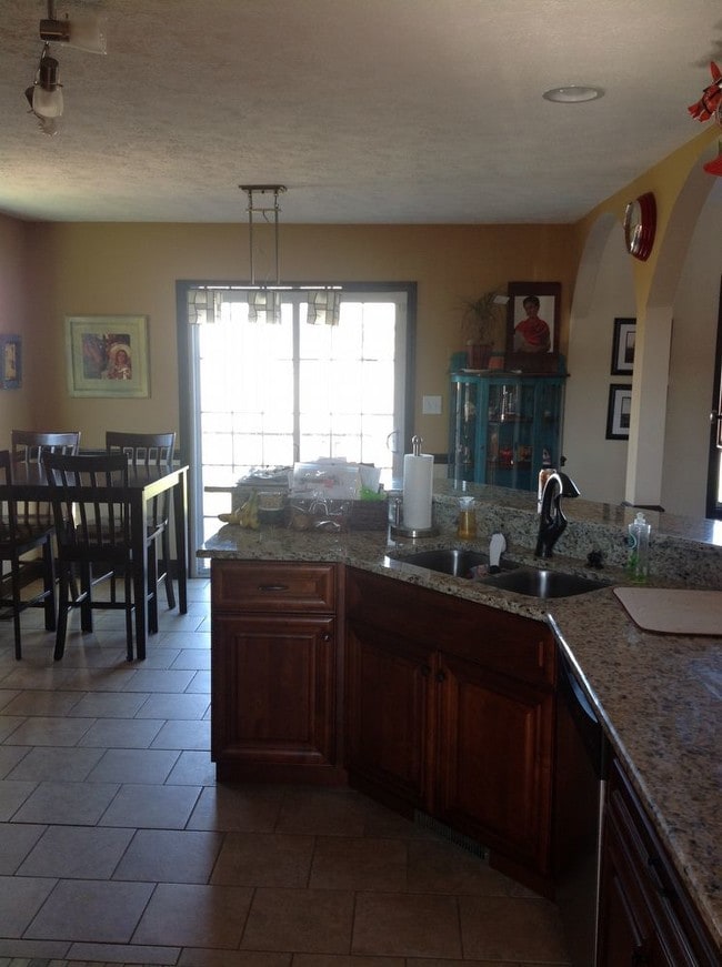 Building Photo - Large 2 Story Home Close to Ft. Campbell