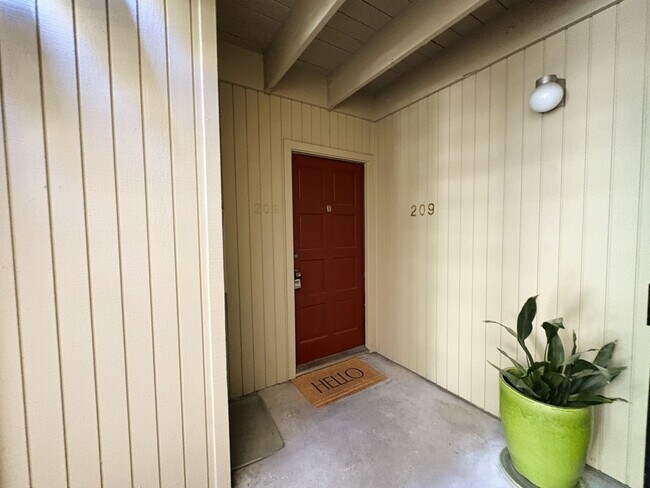 Foto del edificio - Charming 2BR/2BA Condo Steps from Downtown Mountain View