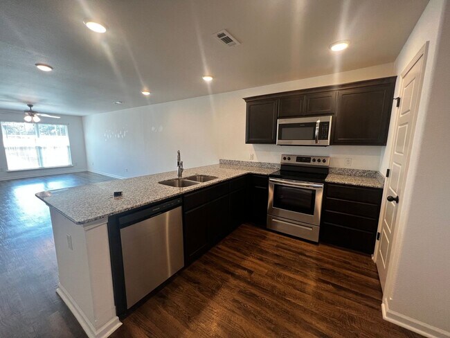 Building Photo - 3 Bedroom Townhome In Carl Junction, MO!