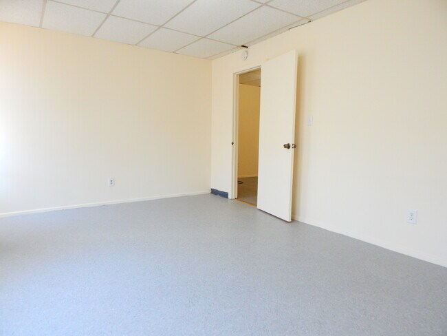 Building Photo - 580 Newark Ave
