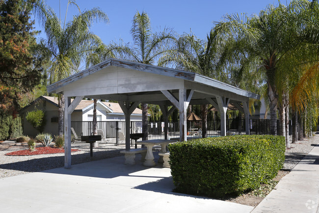 De barbacoa junto a la piscina - Lakeridge Apartments