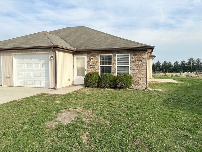 Building Photo - 3 Bed Single Level Duplex in Blue Springs;...