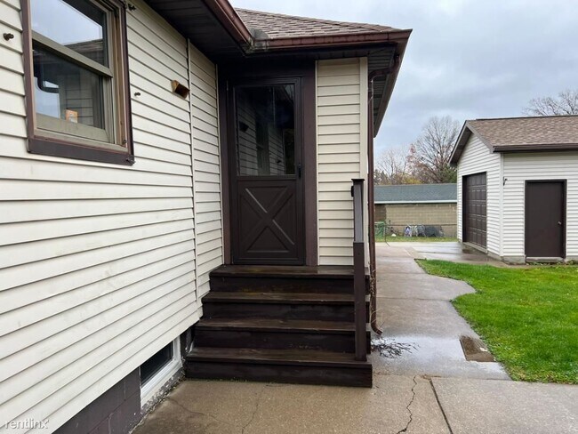 Building Photo - 2 br, 1 bath Duplex - 1215 West 33rd Stree...