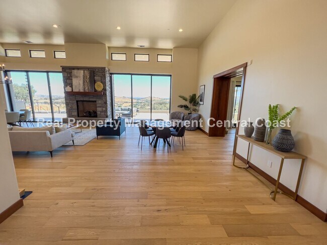 Foto del edificio - AVAILABLE NOW - Fully Furnished Luxury Hom...