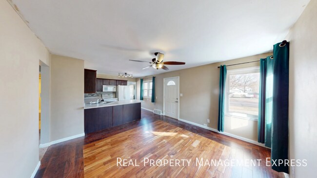 Building Photo - 609 S Lyndale-