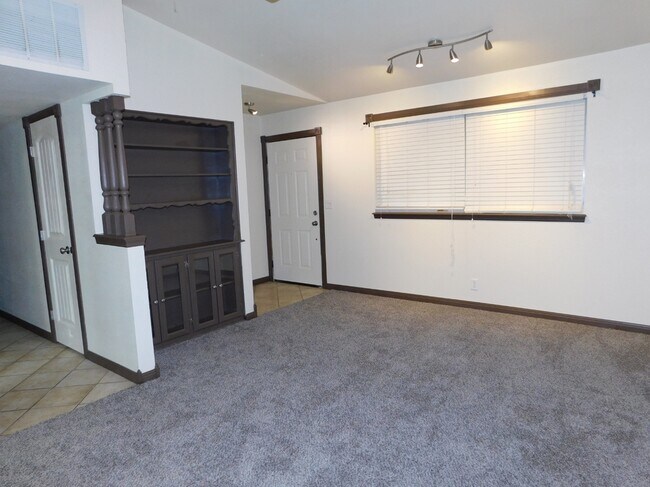 Building Photo - 4813 Woodview Dr
