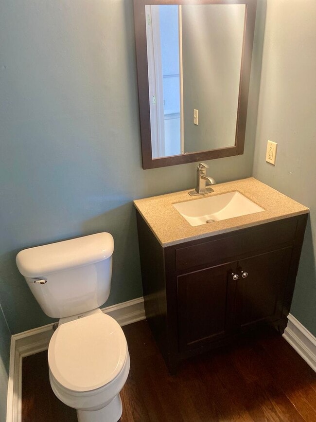 Building Photo - 3 Bedrooms - 2 Full & 1 Half Bath Townhous...