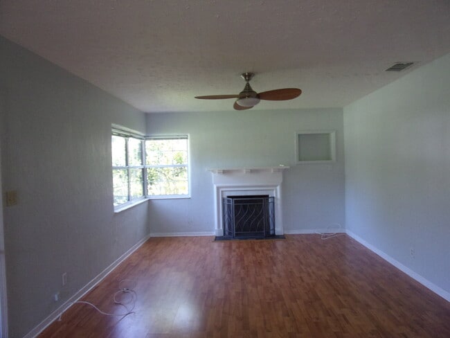 Foto del edificio - Walk to Lake Hollingsworth...Available Now