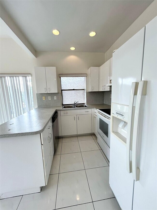 Foto del edificio - 4850 SW 63rd Terrace