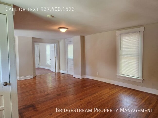 Building Photo - Bright and spacious 3 bed 1 bath home with...
