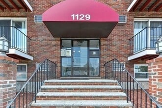 Building Photo - 1129 N Shore Rd