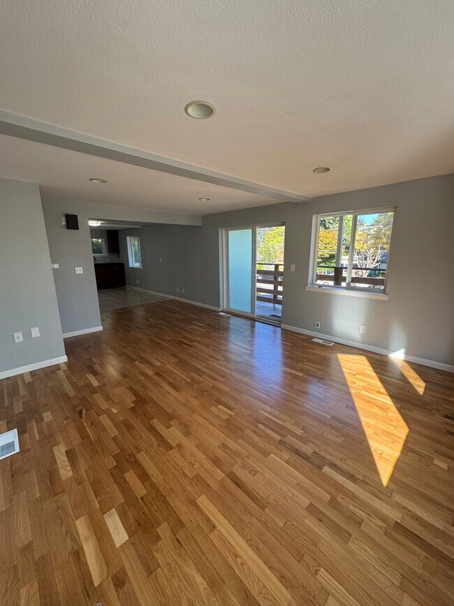 Salón/comedor, puerta que da a la terraza. - 14705 31st Ave NE