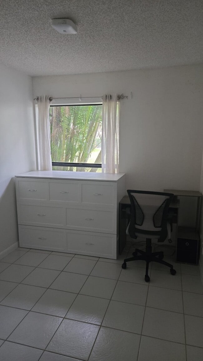 Building Photo - 3931 Cocoplum Cir