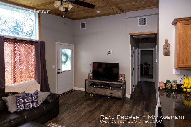 Building Photo - Cozy 3 Bedroom Single Family Home