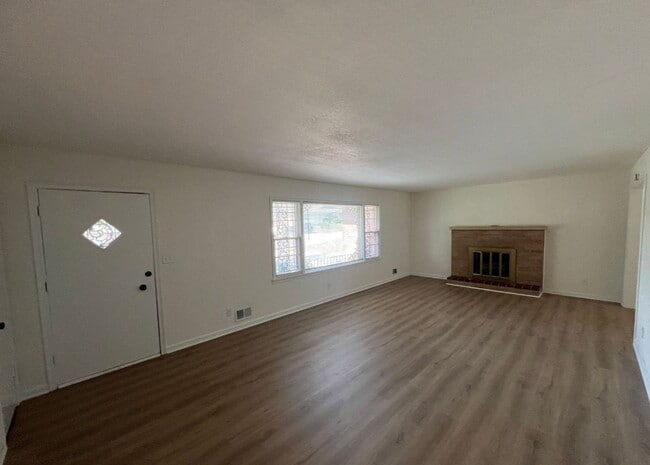 Foto del edificio - Spacious 4-Bedroom Home with Finished Base...