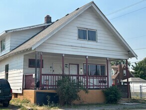 Building Photo - 3002 E Rowan Ave