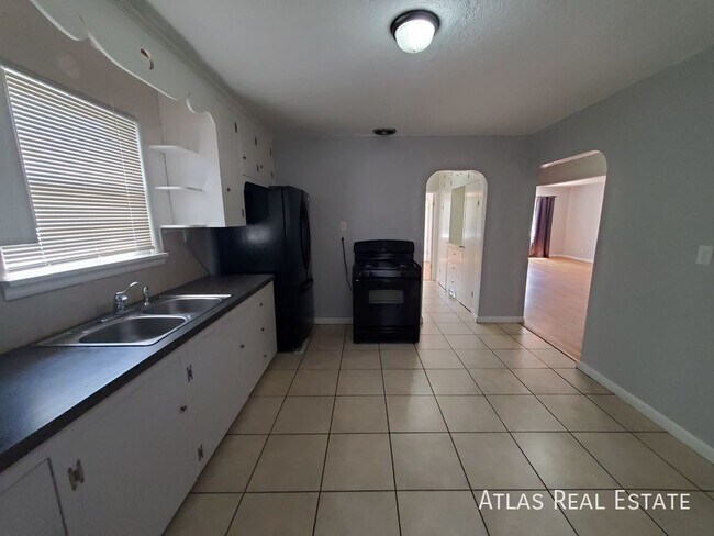 Building Photo - 2130 5th Ave