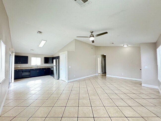 Building Photo - Charming 3 bedroom, 1,387sf home in NE Las...