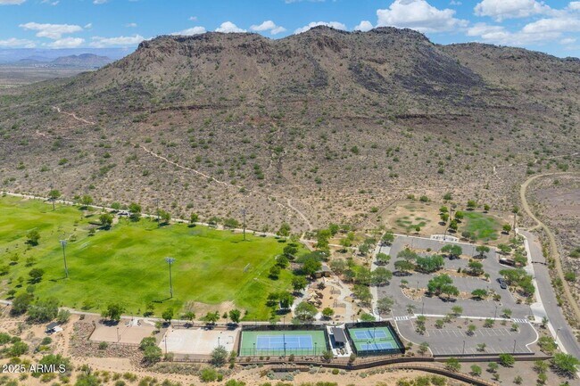 Foto del edificio - Gorgeous 5 bed 3.5 bath 3 car garage home, 3613 sq ft in established North Phoenix community