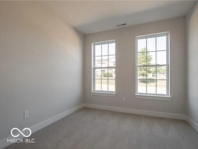 Foto del edificio - 1066 Valentine Ln