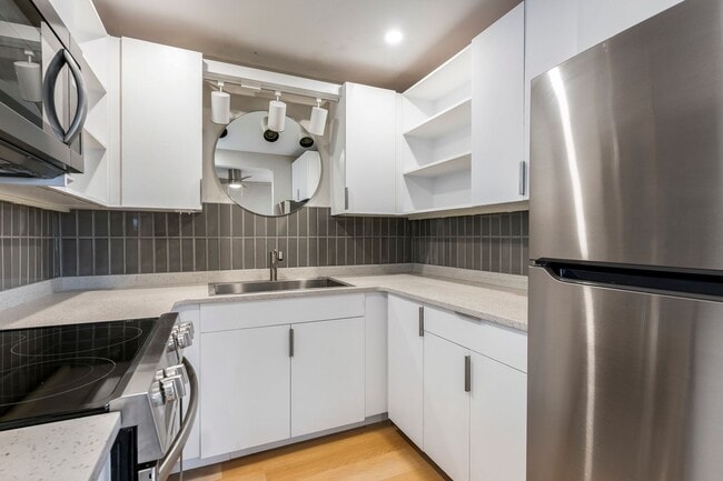 Building Photo - 811 N Pleasant St