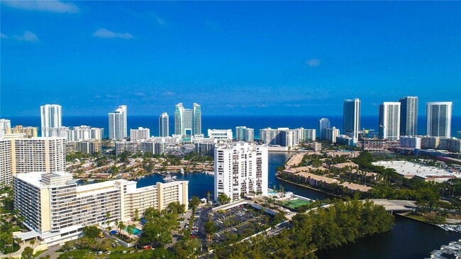 Foto del edificio - 1745 E Hallandale Beach Blvd