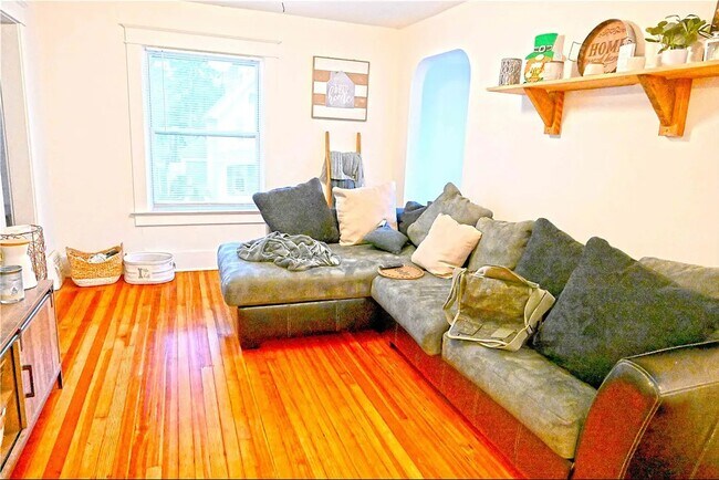 Spacious Livingroom with reading nook in archway! - 72 Cambridge St