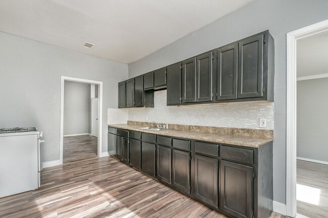 Building Photo - 4 Bedroom home for lease!