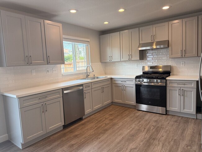 Foto del edificio - Stunning 4 Bed | 2.5 Bath Home – Fully Upgraded – Westgate Neighborhood