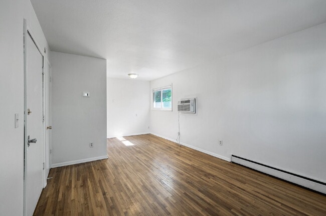 Building Photo - Renovated Upper-Level 2BR Unit in Minneapo...