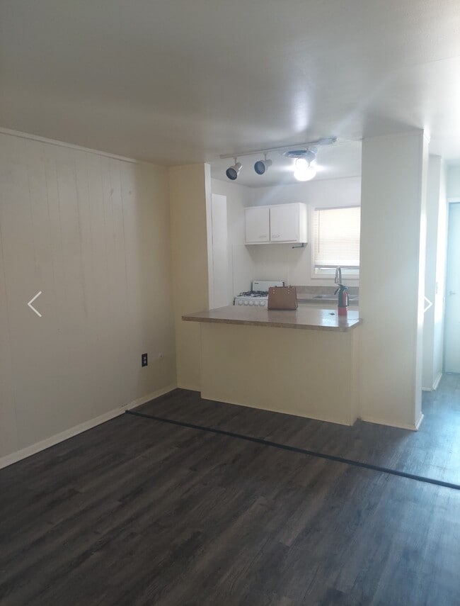 Building Photo - 660-672 Flint Rd