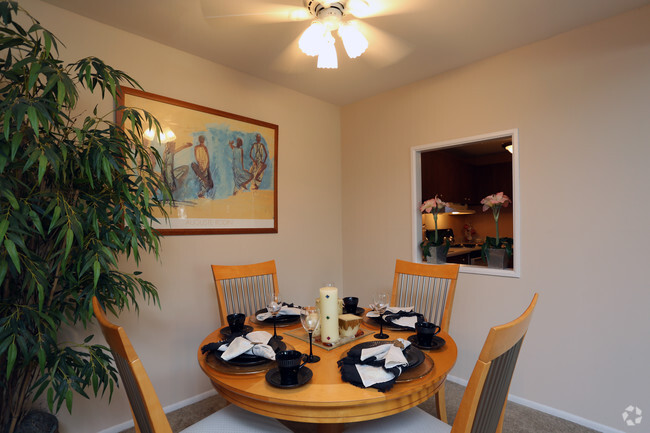 Dining Room - Heatherwood Apartments