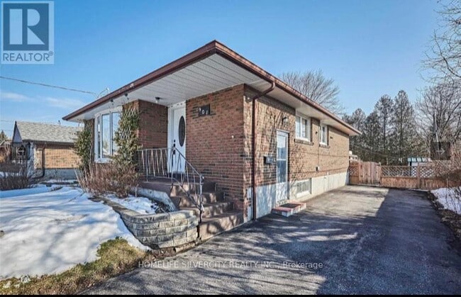 Building Photo - 901 Crocus Crescent